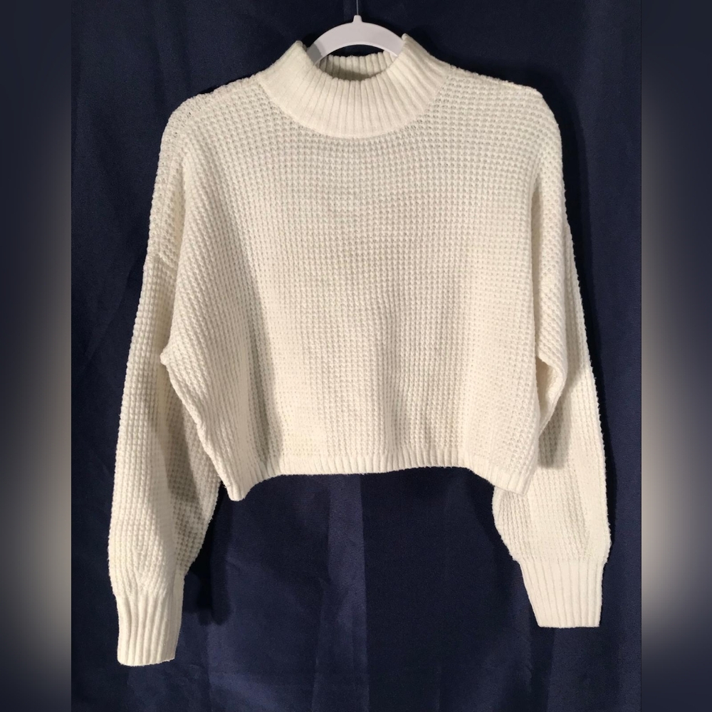 HOLLISTER Women's Cozy White Knit Sweater Zize XS Made In  Canbodia